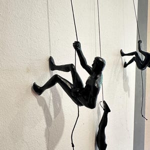 クライミングマンの壁彫刻、冒険家クライミングマンの壁彫刻、壁のクライミングマン、ユニークな壁アート、室内装飾、彫像装飾