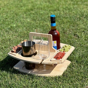 Mesa de vino portátil, mesa de vino de playa, mesa de vino y queso, regalo de bienvenida, mesa de picnic de vino, bandeja de madera para servir, regalo hecho a mano