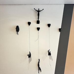 冒険家ロッククライマー、アートスポーツフィギュア男性、アクセサリールーム。クリスマスギフト、ゼログラビティマン像、壁彫刻クライミングマン6体セット