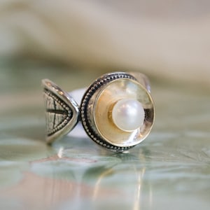 Bague feuille, bague perle, bague en or Chunky, bague en toruque, bague en argent, bague à feuilles, bague de fiançailles boho, bague à fleurs - Lumières allumées. R1691G