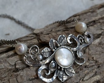 Perlen Halskette, Silber Anhänger, Blätter Anhänger, Münze Perlenkette, Statement Halskette, Brautschmuck - Crazy Love 2. N4630
