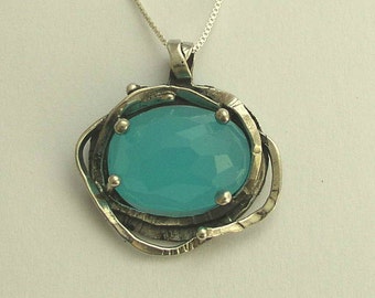 Ciondolo in argento massiccio, ciondolo ovale in quarzo blu, collana organica, ciondolo in pietra blu, ciondolo avvolto in filo metallico, piccolo - The Seven Seas N8915