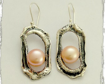 Peach pearl silver Earrings, loop earrings, organic earrings, dangle earrings, drop earrings, fresh water pearls - Pearl in the rough E2058