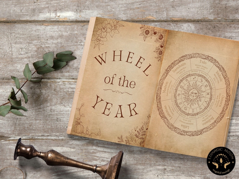 Pu&ograve; includere: Un libro aperto con una copertina marrone e un'illustrazione della ruota dell'anno. La ruota mostra gli otto sabbats dell'anno, tra cui Yule, Imbolc, Ostara, Beltane, Litha, Lammas, Mabon e Samhain. Il libro &egrave; su una superficie di legno.