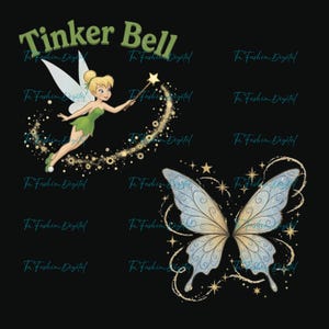 Puede incluir: Un gráfico digital con el texto Tinker Bell en letras verdes sobre una hada rubia con vestido verde que sostiene una varita con un rastro de chispas doradas. Debajo hay un par de alas de mariposa grandes y translúcidas en azul y dorado.