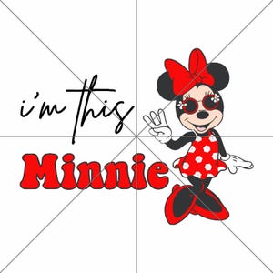 Puede incluir: Gr&aacute;fico de Minnie Mouse con un vestido rojo de lunares, gafas de sol y un lazo. El texto "I'm this Minnie" est&aacute; arriba y abajo del personaje en negro y rojo. El fondo es blanco.