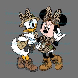 K&ouml;nnte beinhalten: Illustration von Daisy Duck und Minnie Mouse in Safari-Outfits. Daisy tr&auml;gt einen Safarihut, eine Jacke und Stiefel und h&auml;lt ein Fernglas. Minnie Mouse tr&auml;gt ein Kleid mit Leopardenmuster, eine Brille und Stiefel mit einer Kompasskette. Auf grauem Hintergrund.