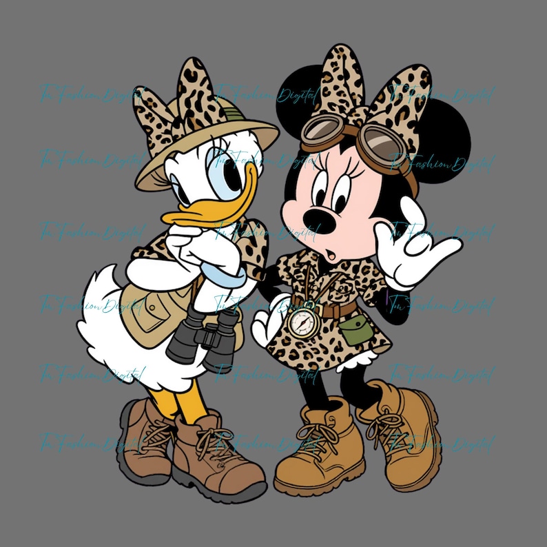 K&ouml;nnte beinhalten: Illustration von Daisy Duck und Minnie Mouse in Safari-Outfits. Daisy tr&auml;gt einen Safarihut, eine Jacke und Stiefel und h&auml;lt ein Fernglas. Minnie Mouse tr&auml;gt ein Kleid mit Leopardenmuster, eine Brille und Stiefel mit einer Kompasskette. Auf grauem Hintergrund.