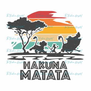 Puede incluir: Diseño gráfico con siluetas de personajes de El Rey León, incluyendo a Simba, Timón y Pumba, sobre un fondo de puesta de sol. Las palabras "HAKUNA MATATA" se muestran en negrita debajo.