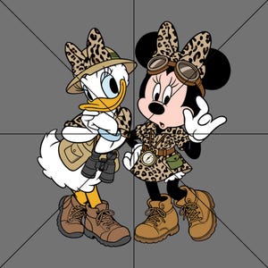 K&ouml;nnte beinhalten: Cartoon-Illustration von Daisy Duck und Minnie Mouse in Safari-Outfits. Daisy Duck tr&auml;gt einen Safarihut und h&auml;lt ein Fernglas. Minnie Mouse tr&auml;gt eine Brille und einen Kompass. Beide Charaktere tragen Kleidung mit Leopardenmuster und braune Stiefel.