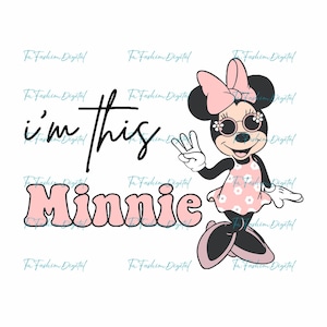 Puede incluir: Ilustraci&oacute;n de dibujos animados de Minnie Mouse con un vestido rosa con flores blancas, gafas de sol y un lazo a juego. El texto dice "I'm this Minnie" en negro y rosa. La imagen est&aacute; sobre un fondo blanco.
