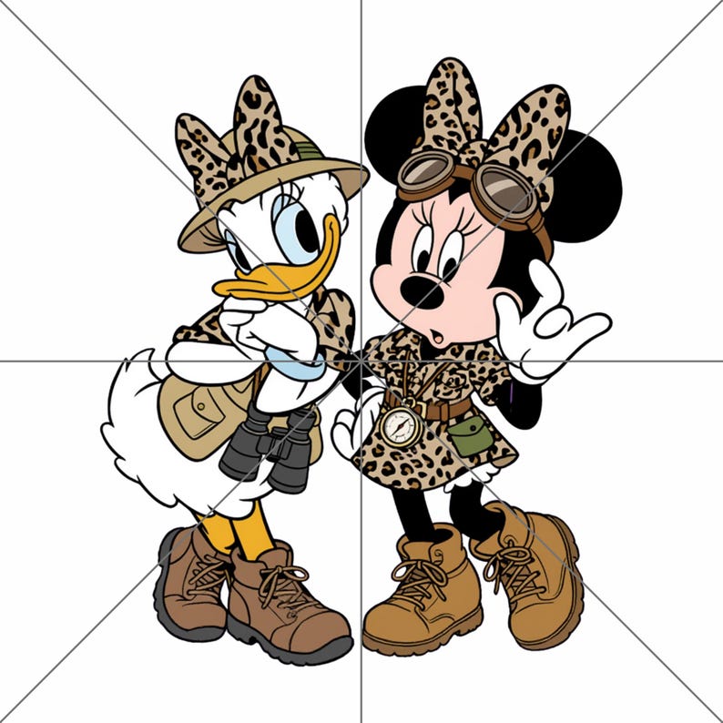 K&ouml;nnte beinhalten: Illustration von Daisy Duck und Minnie Mouse in Safari-Outfits. Daisy tr&auml;gt einen Safarihut, ein Fernglas und braune Stiefel. Minnie Mouse tr&auml;gt eine Brille, einen Kompass und braune Stiefel. Beide Charaktere tragen Kleidung mit Leopardenmuster.
