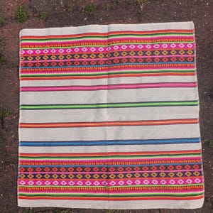 Dans la tradition des Incas : tissage de tissus aux couleurs de l&#39;arc-en-ciel provenant des plus hautes montagnes sacrées des Andes du Pérou ou de la Bolivie