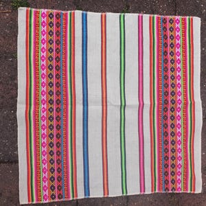 Dans la tradition des Incas, une belle nappe d&#39;autel tissée aux couleurs de l&#39;arc-en-ciel provenant des plus hautes montagnes des Andes de Bolivie mesa unkuña