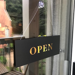 Open/Closed Door Sign - Glass Door Signage for Shops, Restaurants, and Businesses - Plastic Hanging Signs with Suction Cups