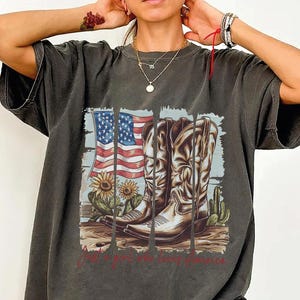 T-shirt Just a Girl Who Loves America couleurs confort - T-shirt graphique bottes de cow-girl drapeau de l'ouest des États-Unis - Cadeau style country patriotique pour femme