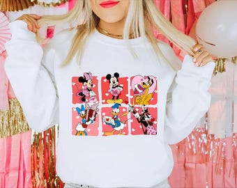 Camiseta Comfort Colors Disney de San Valentín, Mickey y sus amigos