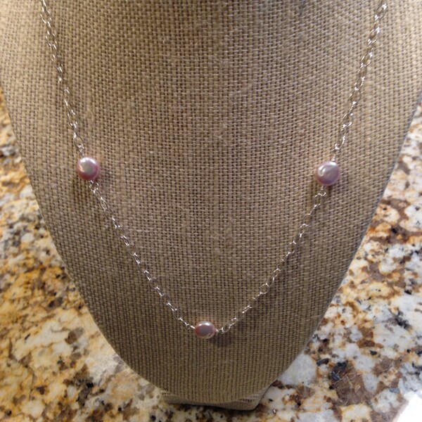 Colar de pérolas de água doce cor malva, estilo moeda, em prata de lei.