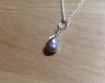 Collier chaîne et perles d'eau douce grises avec pendentif véritable perle baroque, collier superposé en argent sterling, collier de plage