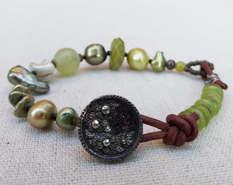 Braccialetto di perline verde oliva da 7,5" con perle Keshi d'acqua dolce, giada serpentina, vetro Jet, chiusura a bottone anticato, OOAK
