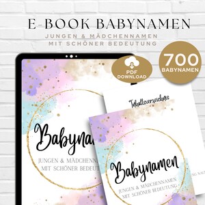 Puede incluir: Una tableta digital que muestra un fondo de acuarela rosa y azul con purpurina dorada. El texto "E-BOOK BABYNAMEN" se muestra en negro en la parte superior de la pantalla. El texto "JUNGEN & MÄDCHENNAMEN" se muestra en negro debajo del título. El texto "MIT SCHÖNER BEDEUTUNG" se muestra en negro debajo del texto anterior. El texto "700 BABYNAMEN" se muestra en un círculo dorado en el lado derecho de la pantalla. El texto "PDF DOWNLOAD" se muestra en una nube blanca con una flecha de descarga en la esquina superior derecha de la pantalla.