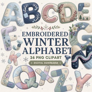 Op de afbeelding: Een digitale collectie van 26 geborduurde alfabetletters met winterse motieven zoals sneeuwvlokken, herten en dennenbomen in blauw, roze en crèmetinten. De tekst luidt EMBROIDERED WINTER ALPHABET 26 PNG CLIPART DIGITAL DOWNLOAD.