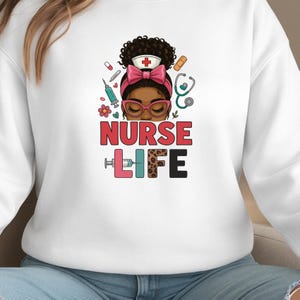 ブラックナースライフPNG | アフロナース昇華デザイン | 多様な医療従事者へのギフト | トレンドのRN Tシャツデジタルダウンロード