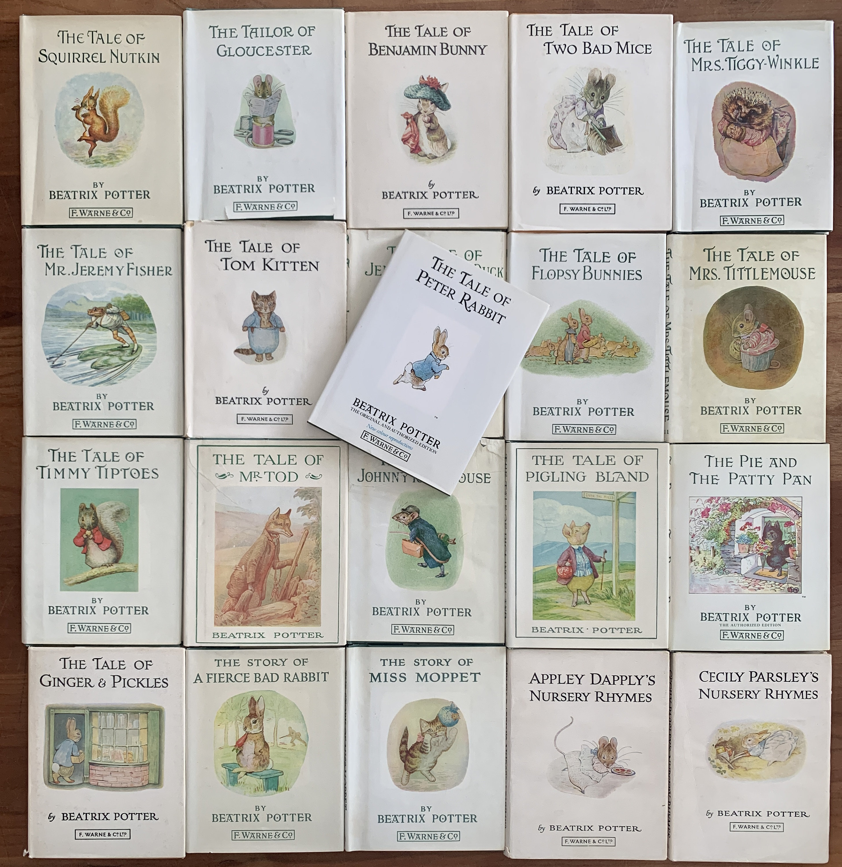 ビンテージ英語絵本  古書 Beatrix Potter  小型絵本 外国語絵本[ピーターラビット ミニチュア絵本箱入り4冊セット
