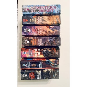 Pu&ograve; includere: Una collezione di otto romanzi fantasy di Robert Jordan, con i titoli "La Grande Caccia", "Il Drago Rinato", "L'Ombra che Sale", "I Fuochi del Cielo", "Il Signore del Caos", "Il Sentiero delle Daga", "Il Cuore d'Inverno", e "I Fuochi del Cielo".