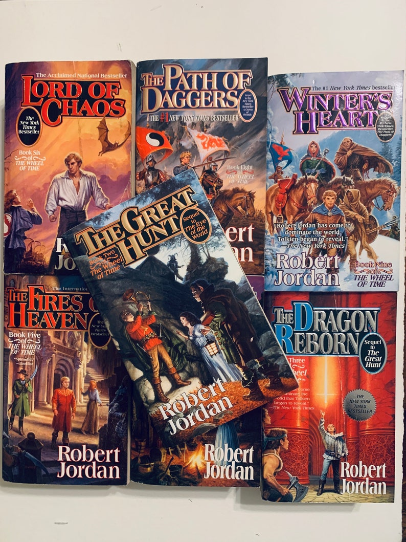 Pu&ograve; includere: Una collezione di nove romanzi fantasy di Robert Jordan, con copertine colorate con illustrazioni di personaggi e scene della serie La Ruota del Tempo. I libri sono intitolati "Il Signore del Caos", "Il Sentiero delle Daga", "Cuore d'Inverno", "I Fuochi del Cielo", "La Grande Caccia", "Il Drago Rinato" e "L'Occhio del Mondo".