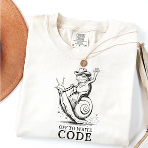 Camiseta divertida para programadores Comfort Colors® "Off to Write Code", regalo para estudiantes de informática, humor para ingenieros de software, camiseta sarcástica para programadores.