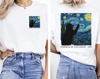 Peut inclure: T-shirt blanc avec une silhouette de chat noir sur fond de ciel étoilé, inspiré de "La Nuit étoilée" de Van Gogh. Le devant présente une petite version du motif, tandis que le dos affiche une image plus grande avec le texte "INSPIRED BY VAN GOGH - 1889."