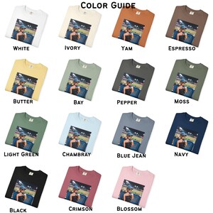 Pu&ograve; includere: Una collezione di magliette in vari colori, ognuna con una fotografia. I colori includono bianco, avorio, igname, espresso, burro, baia, pepe, muschio, verde chiaro, chambray, blu jeans, blu navy, nero, cremisi e fioritura. Il testo "COLOR GUIDE" &egrave; in alto.