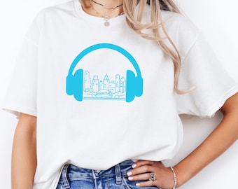 Chicago Skyline Headphone T-Shirt – Music & City Lovers Gift, Urban Fashion Tee, Festival Outfit, Concert Wear