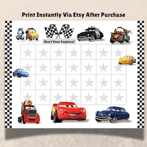 以下が含まれることがあります： 白い印刷可能なチャート。漫画の車、市松模様の旗、星型のボックスが特徴です。「Print Instantly Via Etsy After Purchase」と「Start Your Engines!」の文字が上部に表示されています。チャートは白黒の市松模様のパターンで縁取られています。