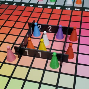 Könnte beinhalten: Ein Brettspiel mit einem Raster aus farbigen Quadraten. Das Spiel enthält einen schwarzen Rahmen mit Zahlen und farbigen kegelförmigen Spielsteinen in verschiedenen Farben, darunter Rosa, Blau, Orange, Gelb, Weiß, Lila und Grün.