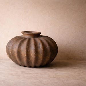 Large sculptural terracotta vase, 40 cm – unique organic piece – wabi-sabi decoration – minimalist gallery object