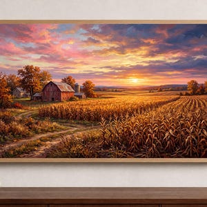 Peut inclure: Une peinture de paysage encadrée représentant une scène de ferme rurale au coucher du soleil. Une grange rouge et un silo se trouvent près d'un chemin de terre à côté d'un grand champ de tiges de maïs sèches. Le ciel est rempli de nuages.