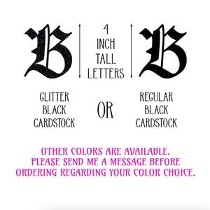 Puede incluir: La imagen muestra la letra "B" en dos estilos: cartulina negra con purpurina y cartulina negra normal. El texto indica que las letras miden 10 cm de alto. Hay otros colores disponibles; contacte con el vendedor para opciones.