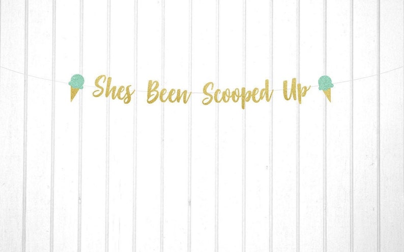 Puede incluir: Pancarta de purpurina dorada con el texto "She's Been Scooped Up" y dos recortes de conos de helado verde y blanco.