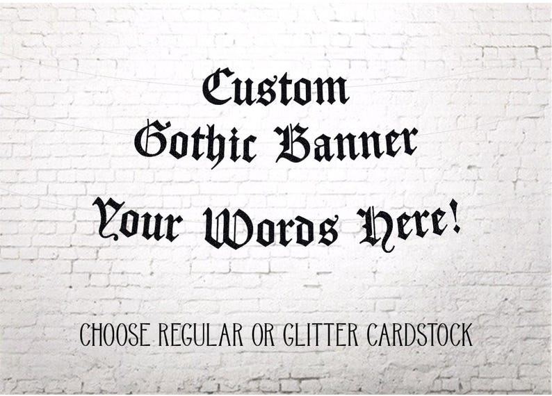 Puede incluir: Un banner g&oacute;tico personalizado con el texto "Custom Gothic Banner Your Words Here!" en una fuente negra adornada. El banner est&aacute; sobre un fondo de pared de ladrillo blanco. El texto "CHOOSE REGULAR OR GLITTER CARDSTOCK" est&aacute; en la parte inferior.