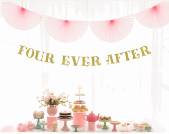 Op de afbeelding: Gouden glitterbanner met de tekst "FOUR EVER AFTER" hangend aan een string van roze papieren waaiers. De banner hangt boven een tafel met een roze theepot, roze kopjes en roze en witte cupcakes.