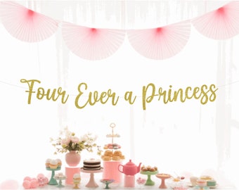 Puede incluir: Pancarta de purpurina dorada con el texto "Four Ever a Princess" colgada de una cuerda de abanicos de papel rosa.