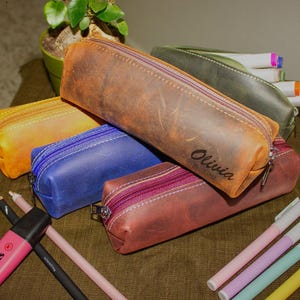 Bag Filled with Pens and Makeup
A versatile leather zip pouch for storing pens, pencils, makeup, or accessories. Made from durable cowhide leather, this case is perfect for organizing on the go.