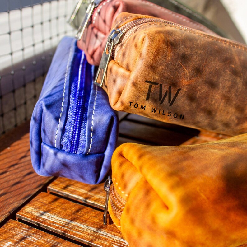 Gift-Wrapped Leather Pouch
Make it a special gift! Our leather pen case comes beautifully wrapped, ready to delight your loved ones. Perfect for holidays, birthdays, or just because.