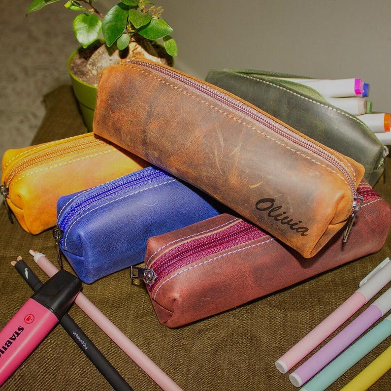 Bag Filled with Pens and Makeup
A versatile leather zip pouch for storing pens, pencils, makeup, or accessories. Made from durable cowhide leather, this case is perfect for organizing on the go.