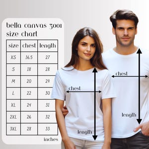 K&ouml;nnte beinhalten: Eine Bella Canvas 3001 Gr&ouml;&szlig;entabelle mit Brust- und L&auml;ngenma&szlig;en in Zoll. Die Tabelle zeigt die Gr&ouml;&szlig;en XS bis 3XL. Zwei Personen tragen wei&szlig;e T-Shirts, mit Pfeilen, die Brust- und L&auml;ngenma&szlig;e anzeigen.