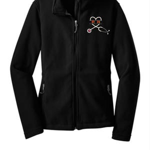 Peut inclure: Veste en polaire noire avec un cœur blanc et un stéthoscope. Le cœur contient les lettres "RN".