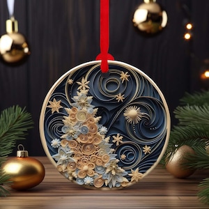 Op de afbeelding: Een blauwe en gouden kerstversiering van papierquilling met een gestileerde kerstboom met draaiende patronen en sterren. De versiering hangt aan een rood lint.
