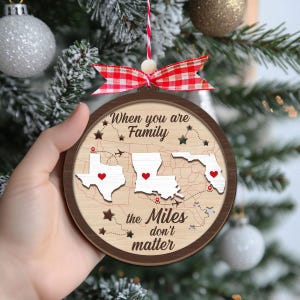 Benutzerdefinierte Zustand 2-lagige hölzerne Familienverzierung, Miles Don't Matter Geschenk, benutzerdefinierte Zustandsverzierung, Fernfamilie Freunde